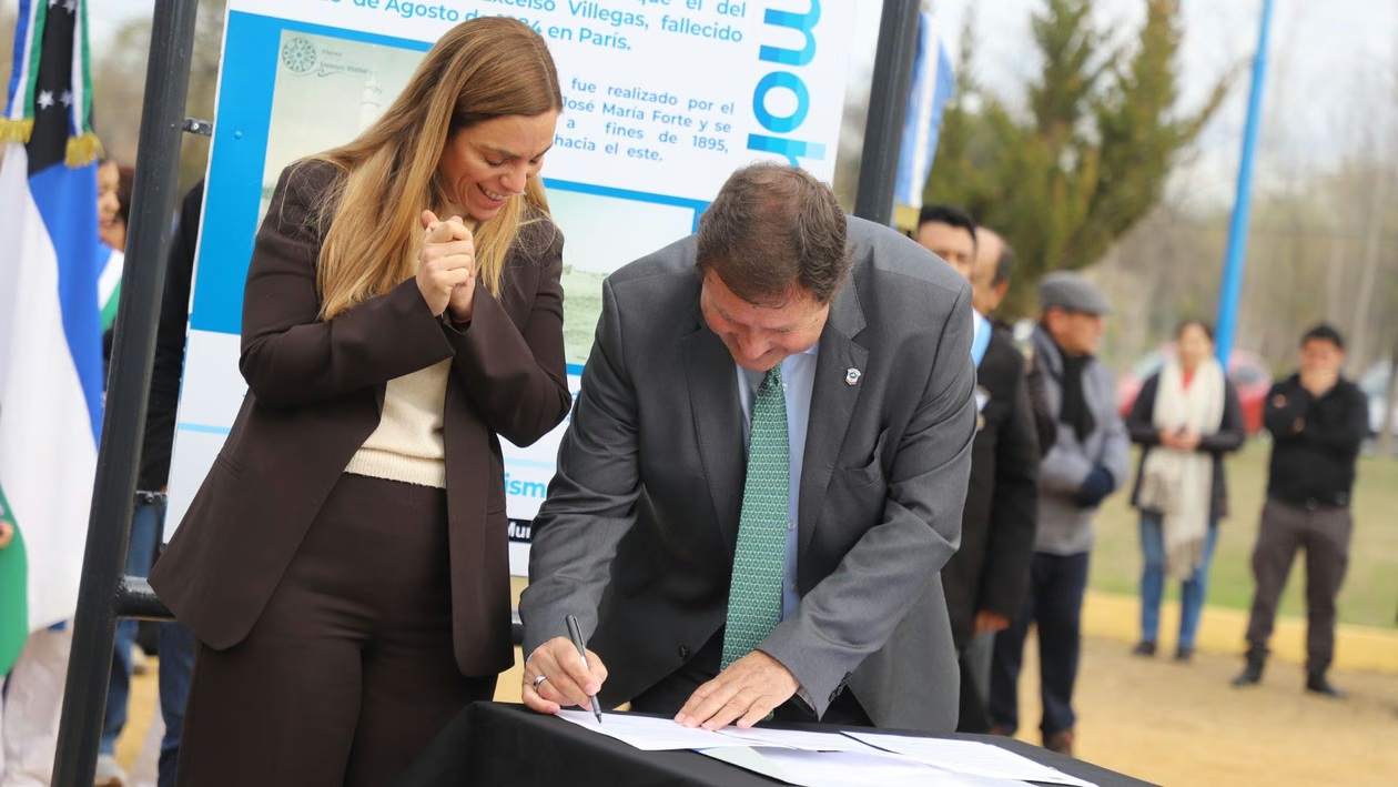 todo era sonrisas entre la intendenta y el gobernador