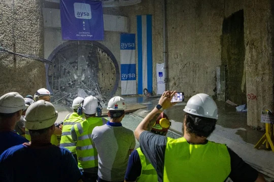 Privatización de AySA: quiénes están detrás de los consorcios que se disputan el control de la empresa