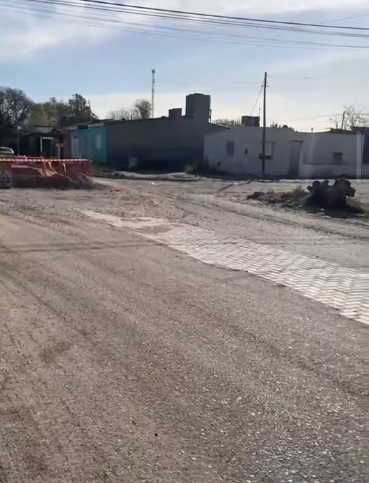 SAN ANTONIO OESTE: LAS CLOACAS AVANZAN, LAS CALLES RETROCEDEN Y LOS CANDIDATOS YA MIRAN EL 2027